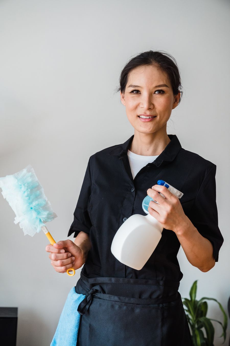 Femme de ménage professionnelle avec produits d'entretien